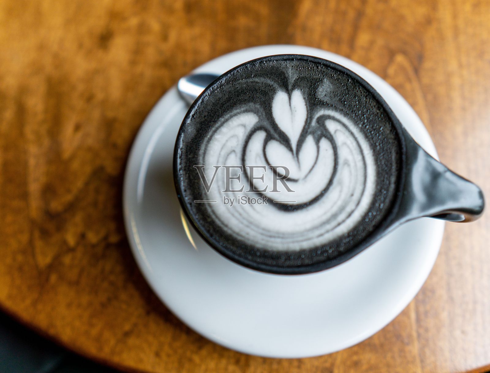 美丽的咖啡艺术在碳活化黑色卡布奇诺照片摄影图片