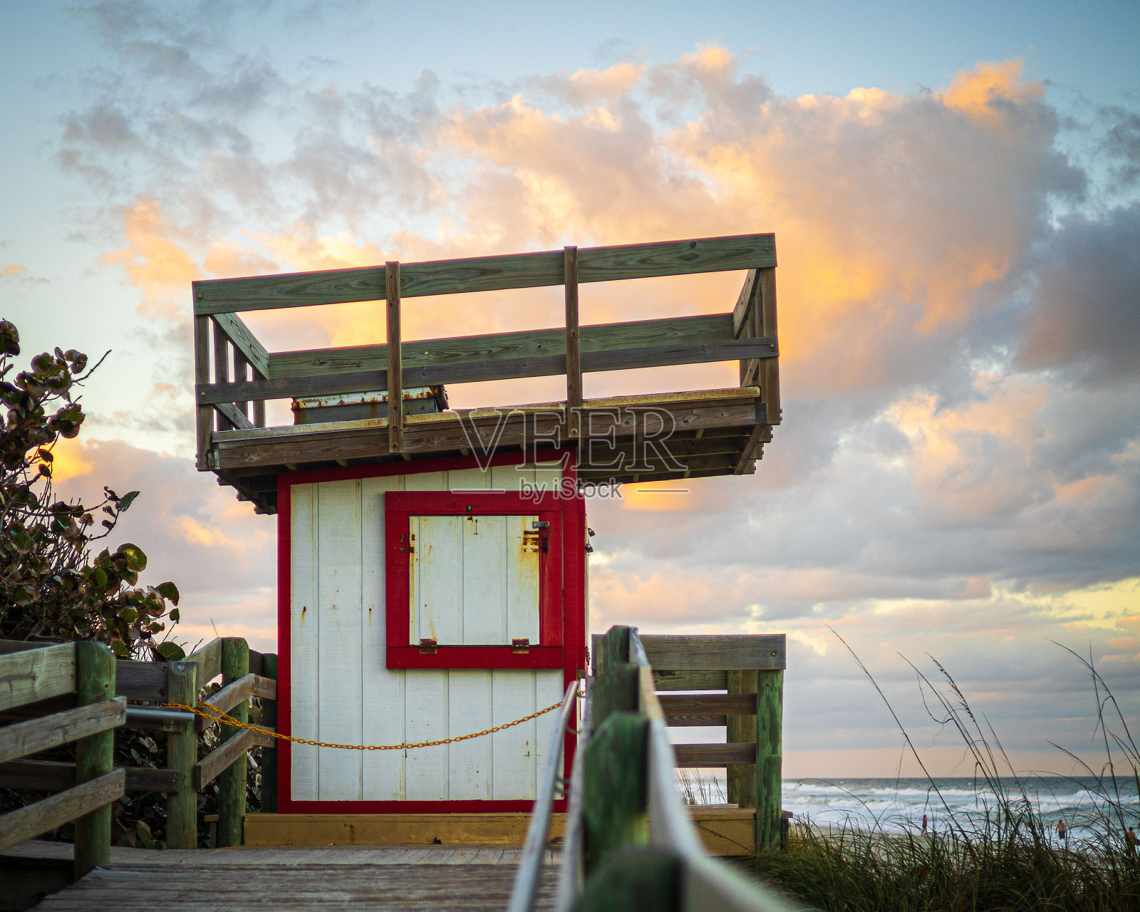 佛罗里达州墨尔本天堂海滩的救生员瞭望台照片摄影图片