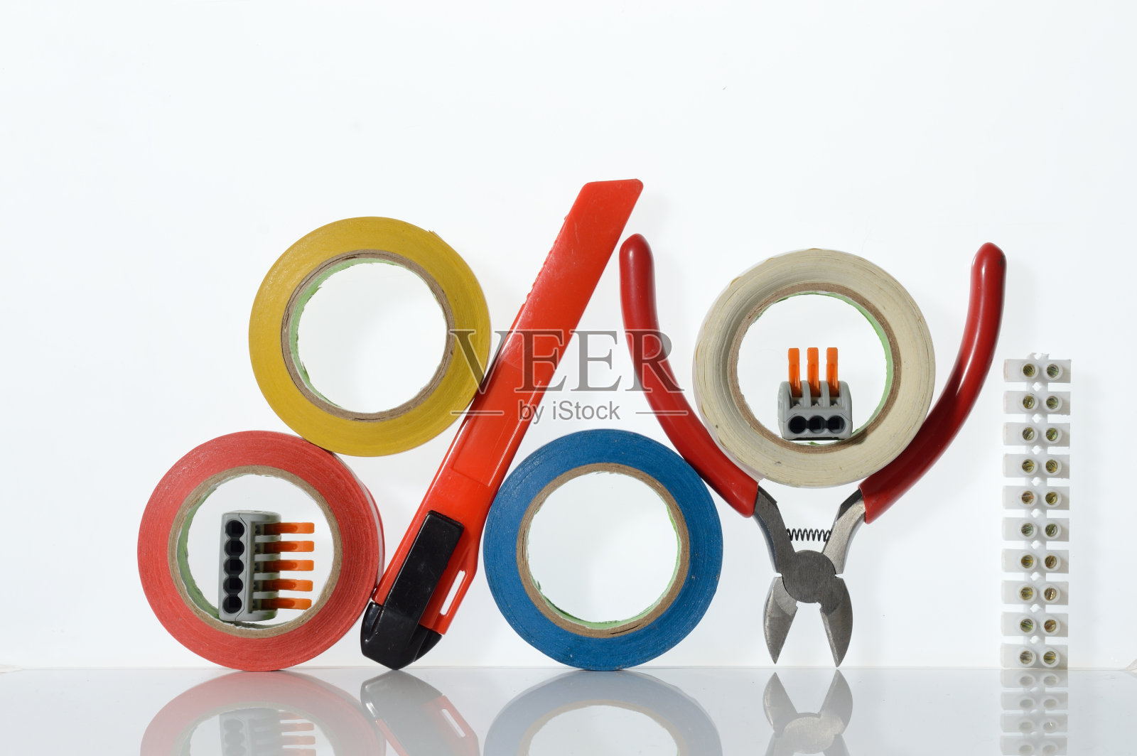 白色背景上摆放着不同的电子设备维修工具。照片摄影图片