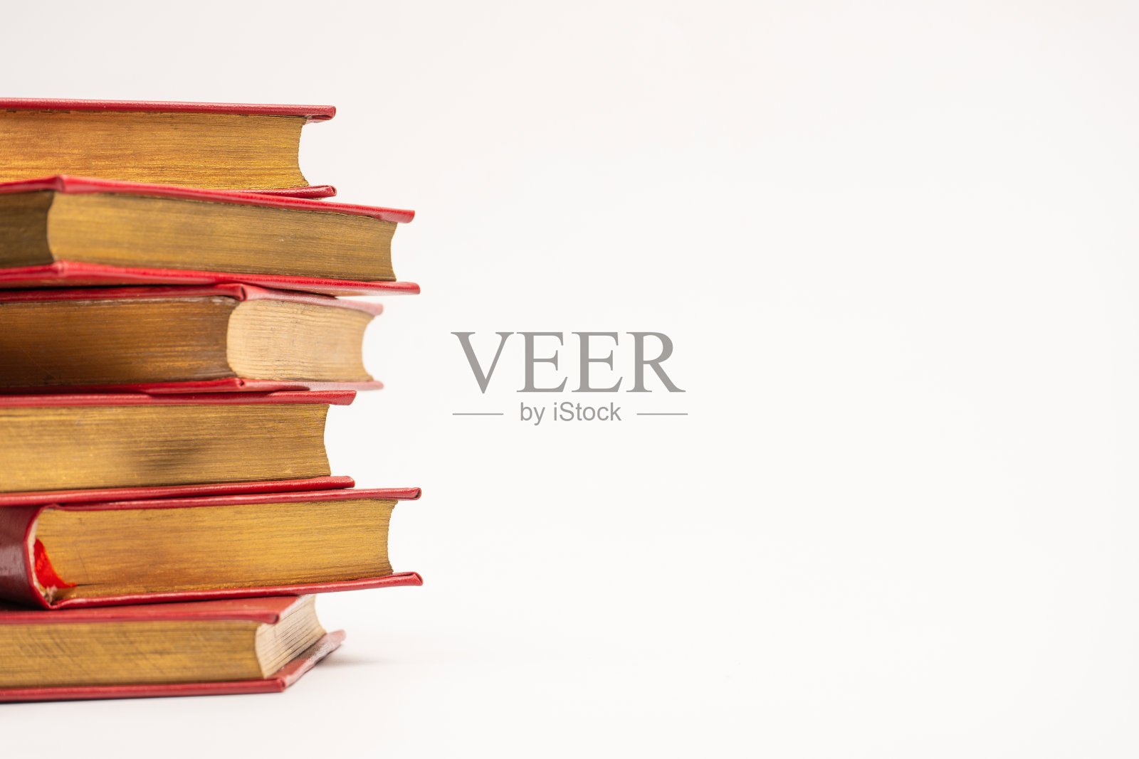 旧书孤零零地印在白色背景上。照片摄影图片