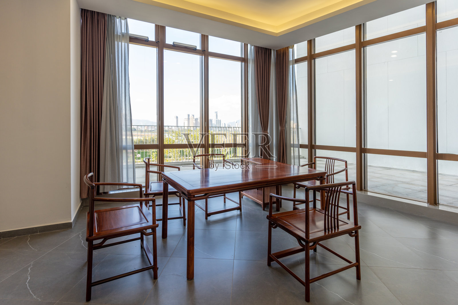 城市天际线和落地窗前的休闲桌椅照片摄影图片