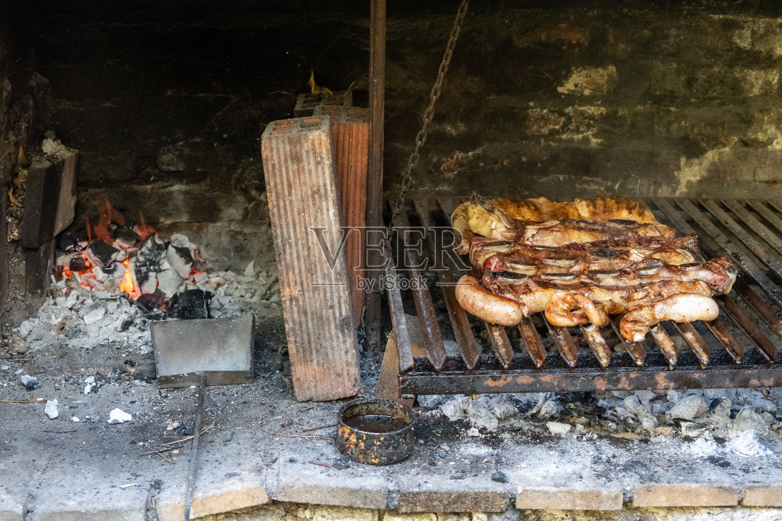 特写镜头肮脏的烧烤与肉和煤炭在一边照片摄影图片