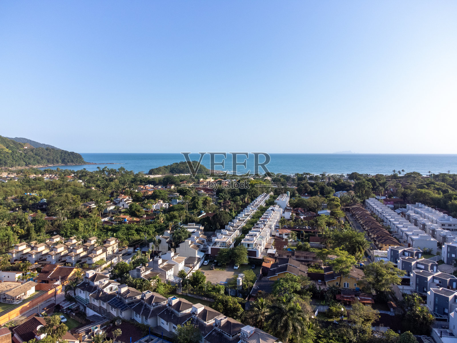 山中间的天堂海滩照片摄影图片