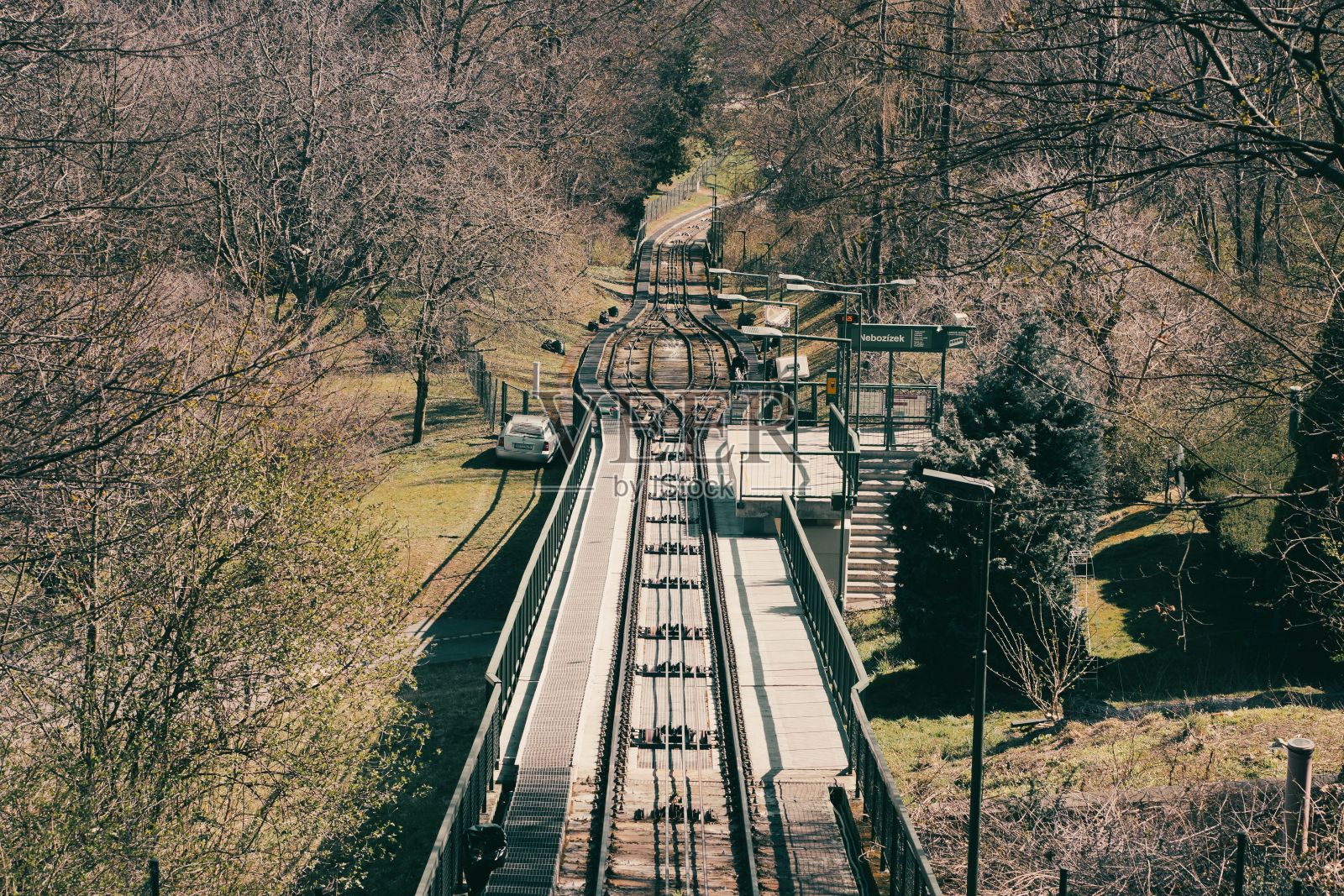 太阳下铁路的鸟瞰图照片摄影图片