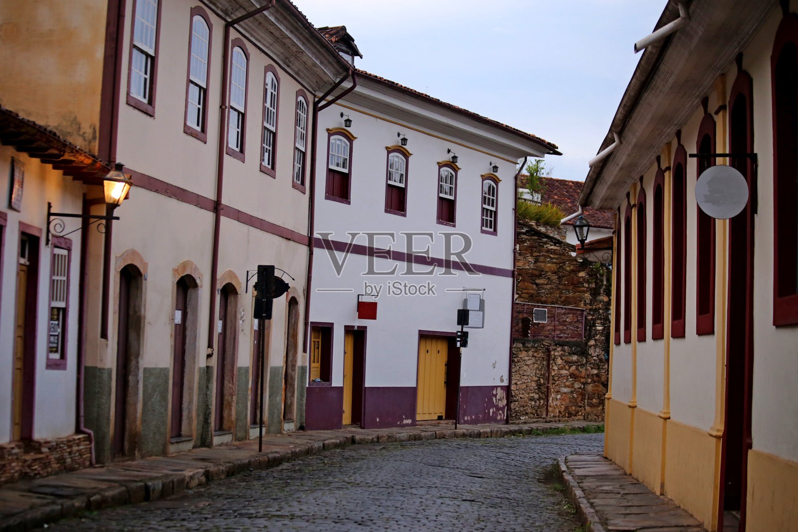 欧罗普雷托市，空荡荡的街道上有殖民风格的建筑照片摄影图片