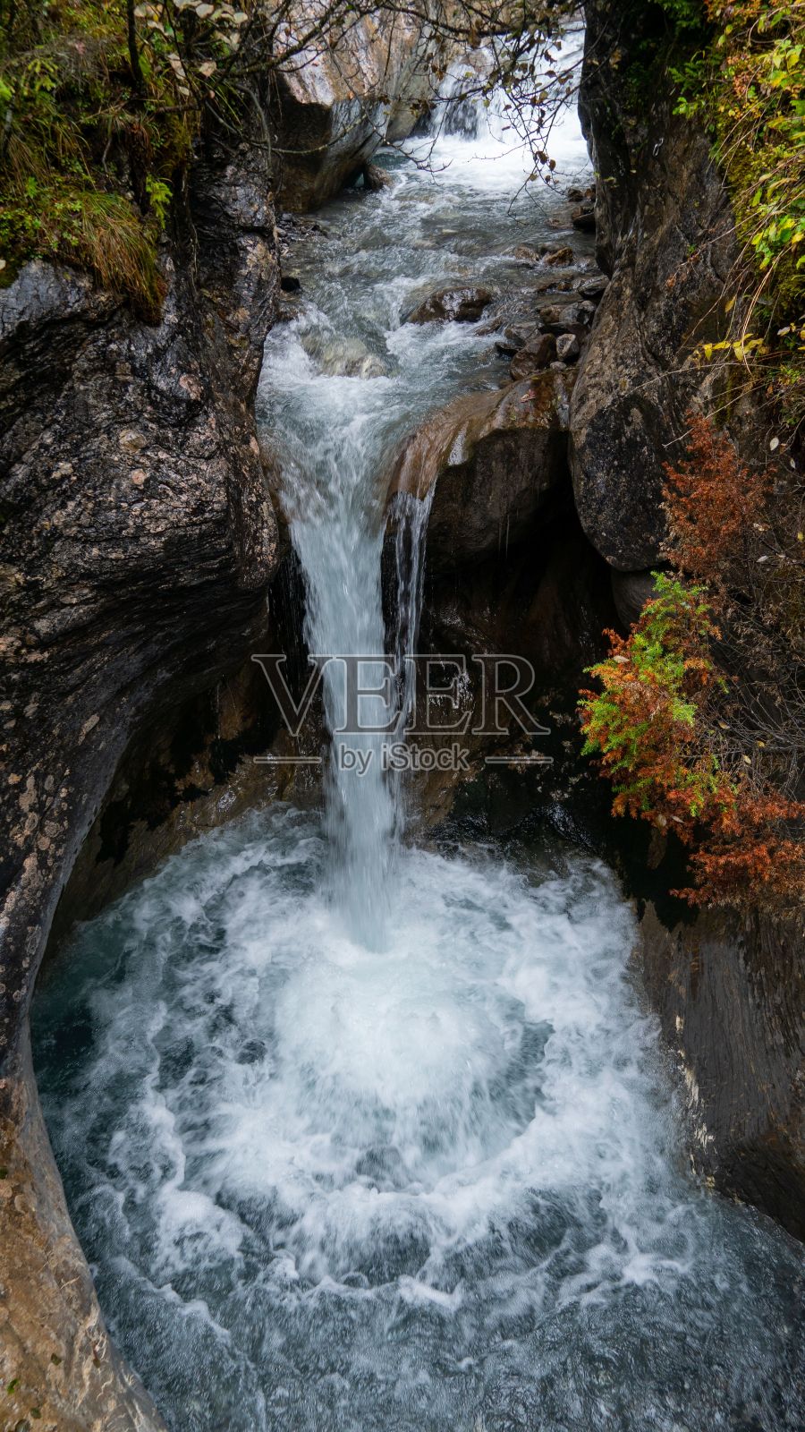 山林中的小瀑布照片摄影图片