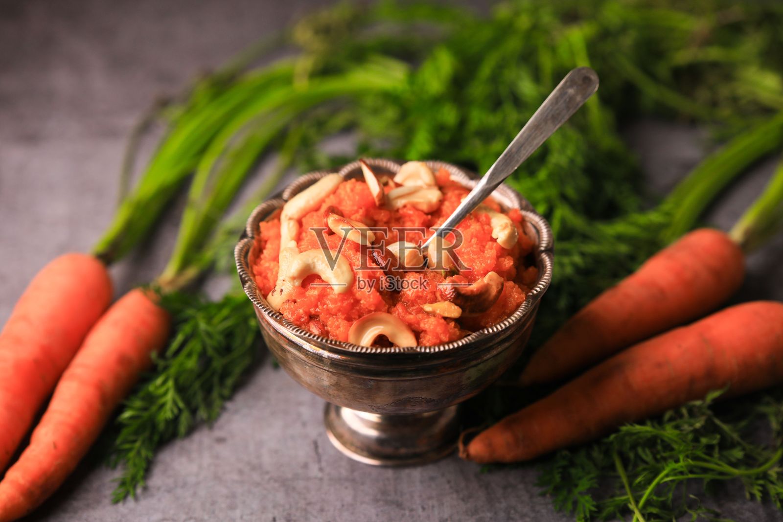 胡萝卜halwa,gajar ka halwa是印度著名的甜食，由胡萝卜制成，选择性聚焦照片摄影图片