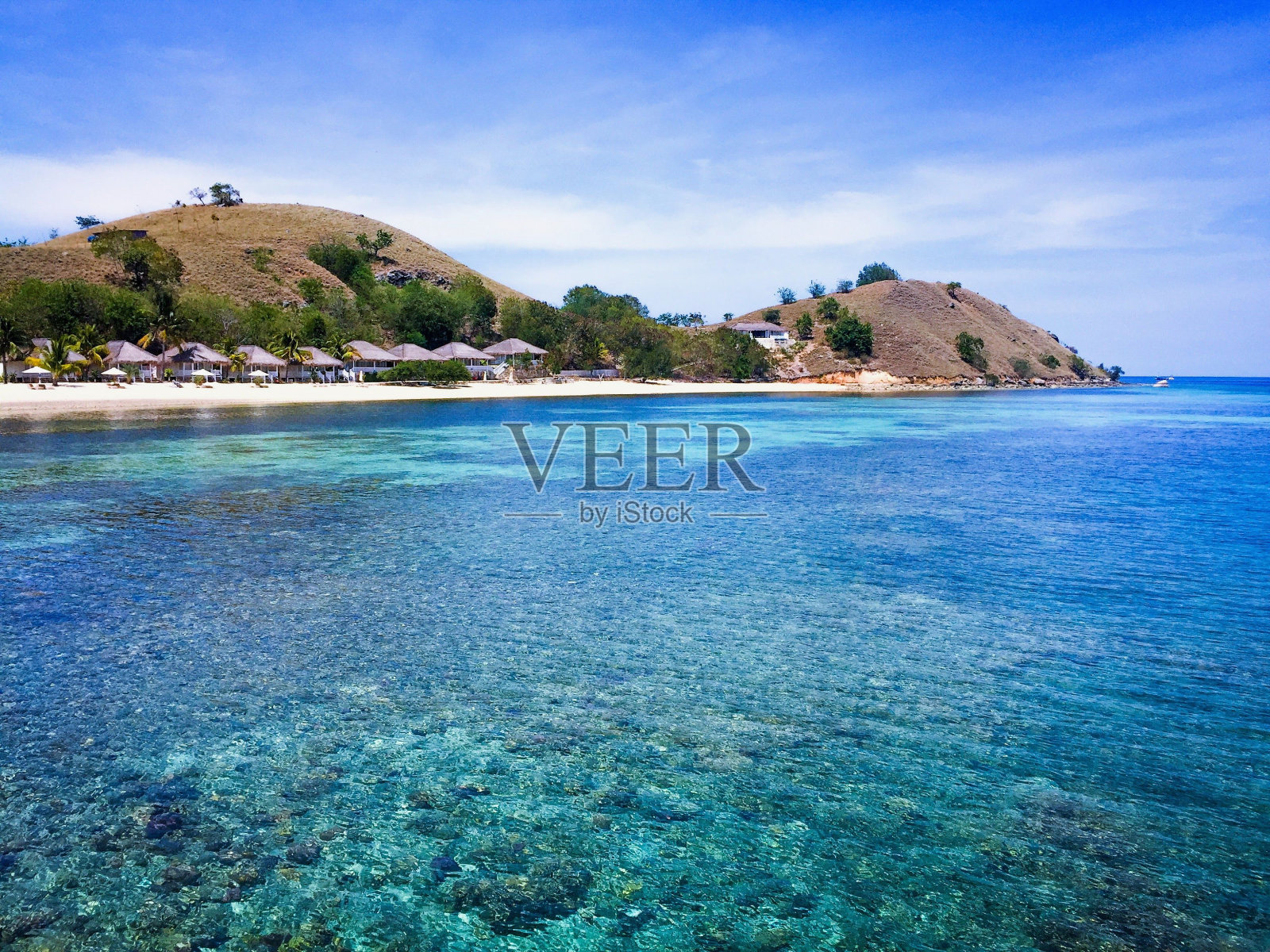 在印度尼西亚东努沙登加拉宁静的水的塞拉亚岛景观照片摄影图片