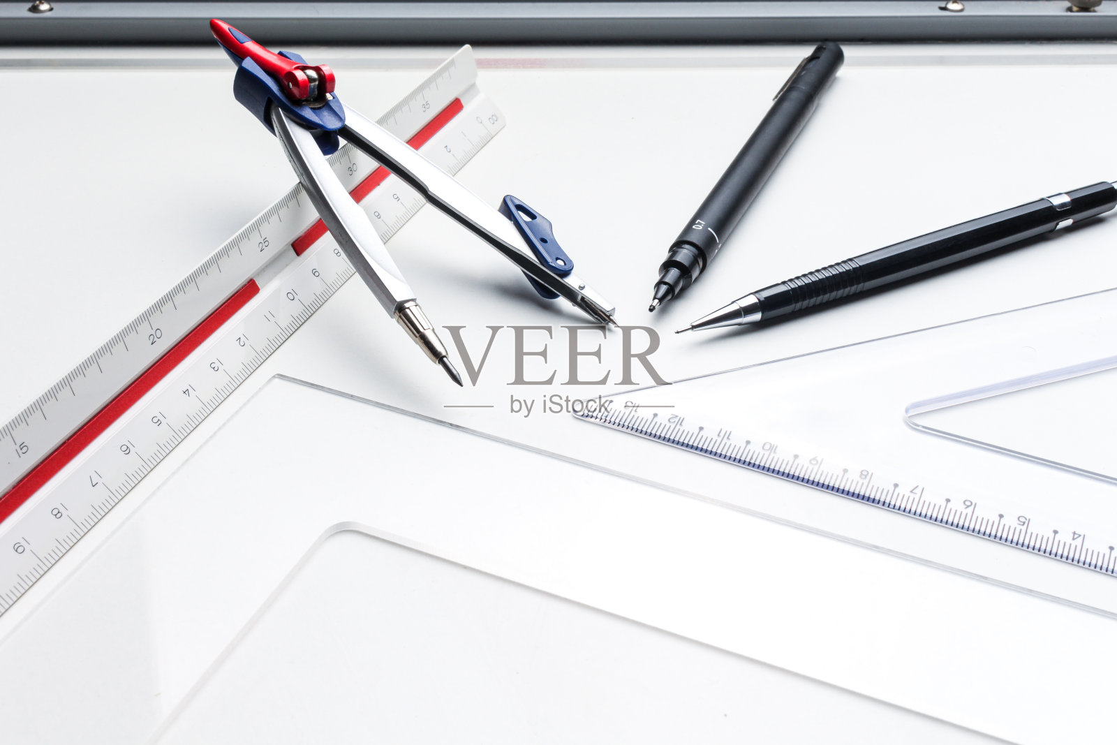 绘图板上的架构工具。照片摄影图片