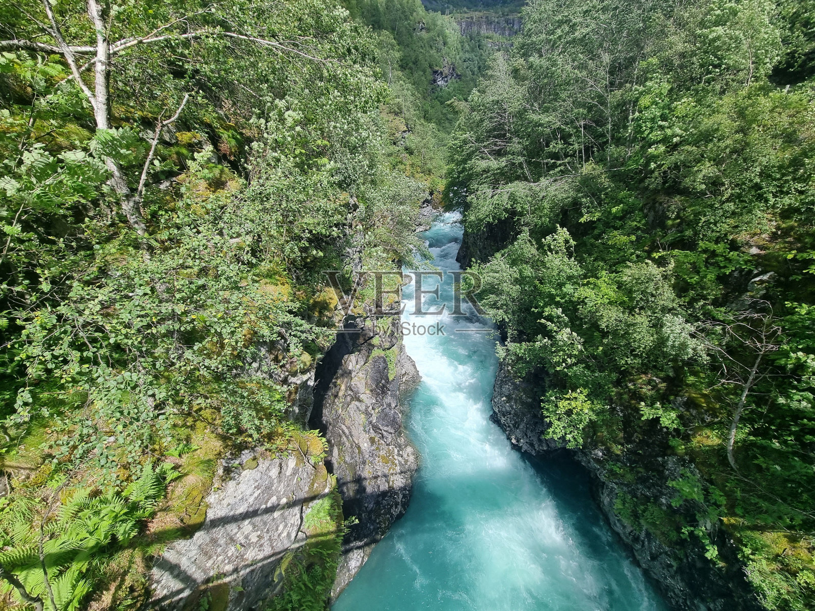 美丽的镜头在一个阴天的山之间的河流照片摄影图片