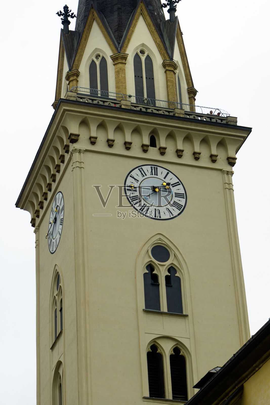 奥地利维拉奇的钟塔垂直拍摄照片摄影图片