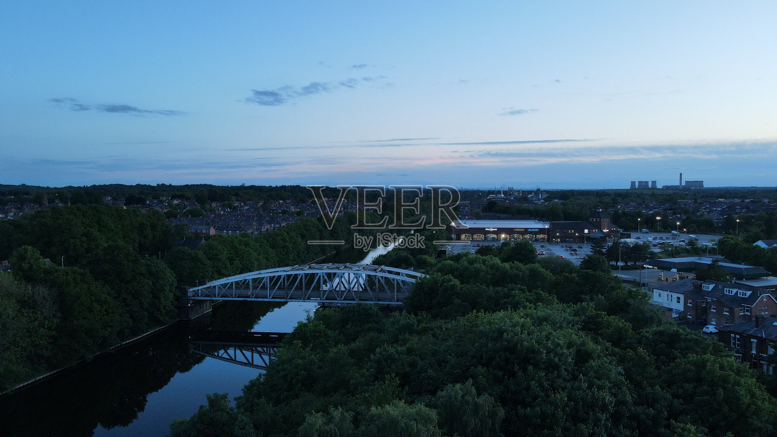 曼彻斯特运河上的秋千桥的空中黄昏视图照片摄影图片