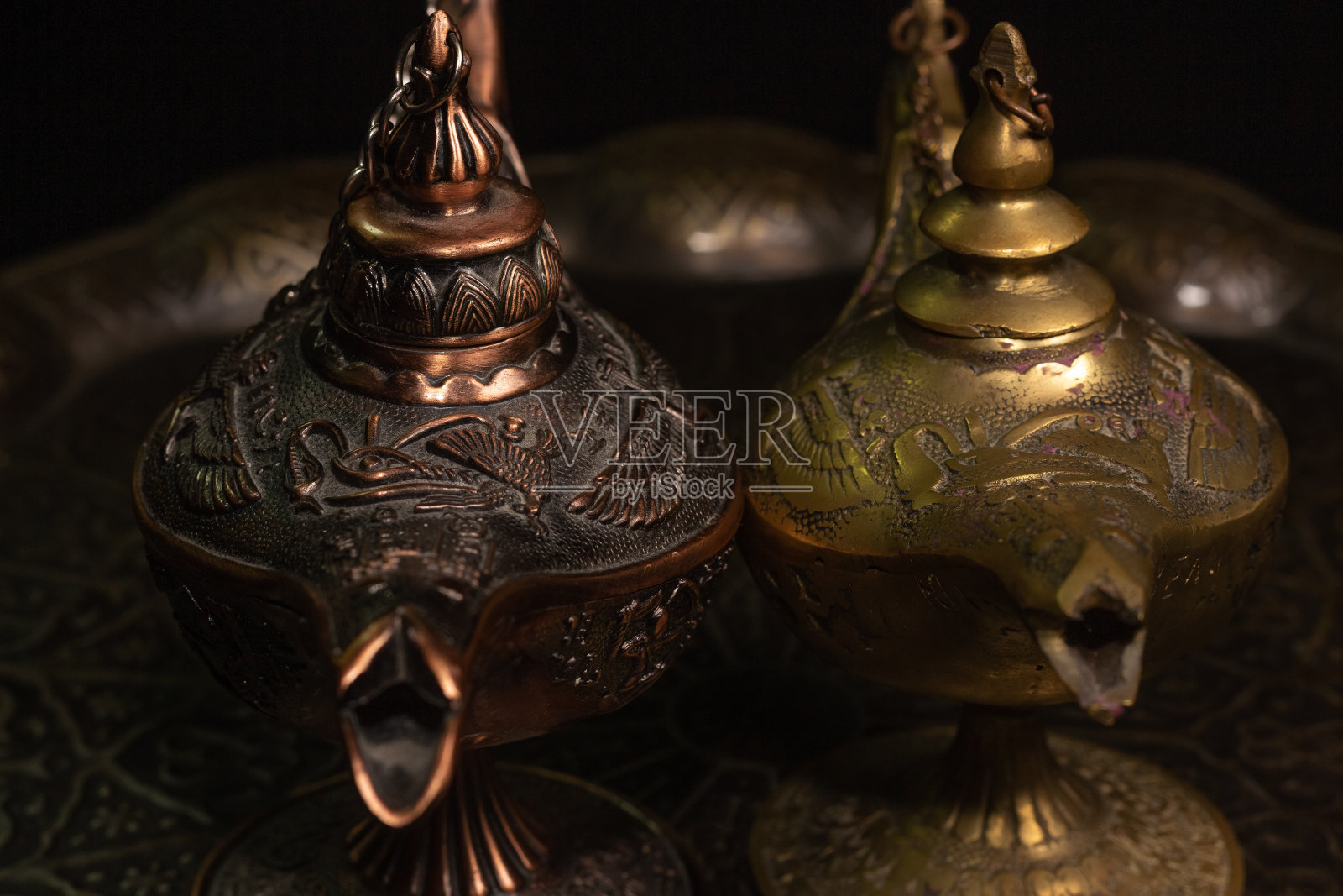 阿拉丁的神灯被孤立在黑色背景上照片摄影图片