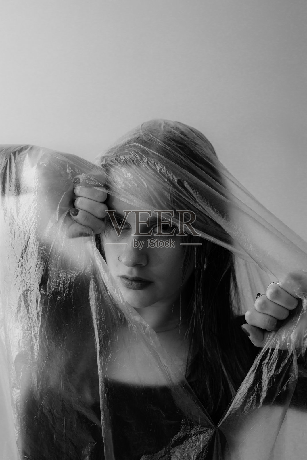 塑料环境问题与模型，爱护我们的地球照片摄影图片