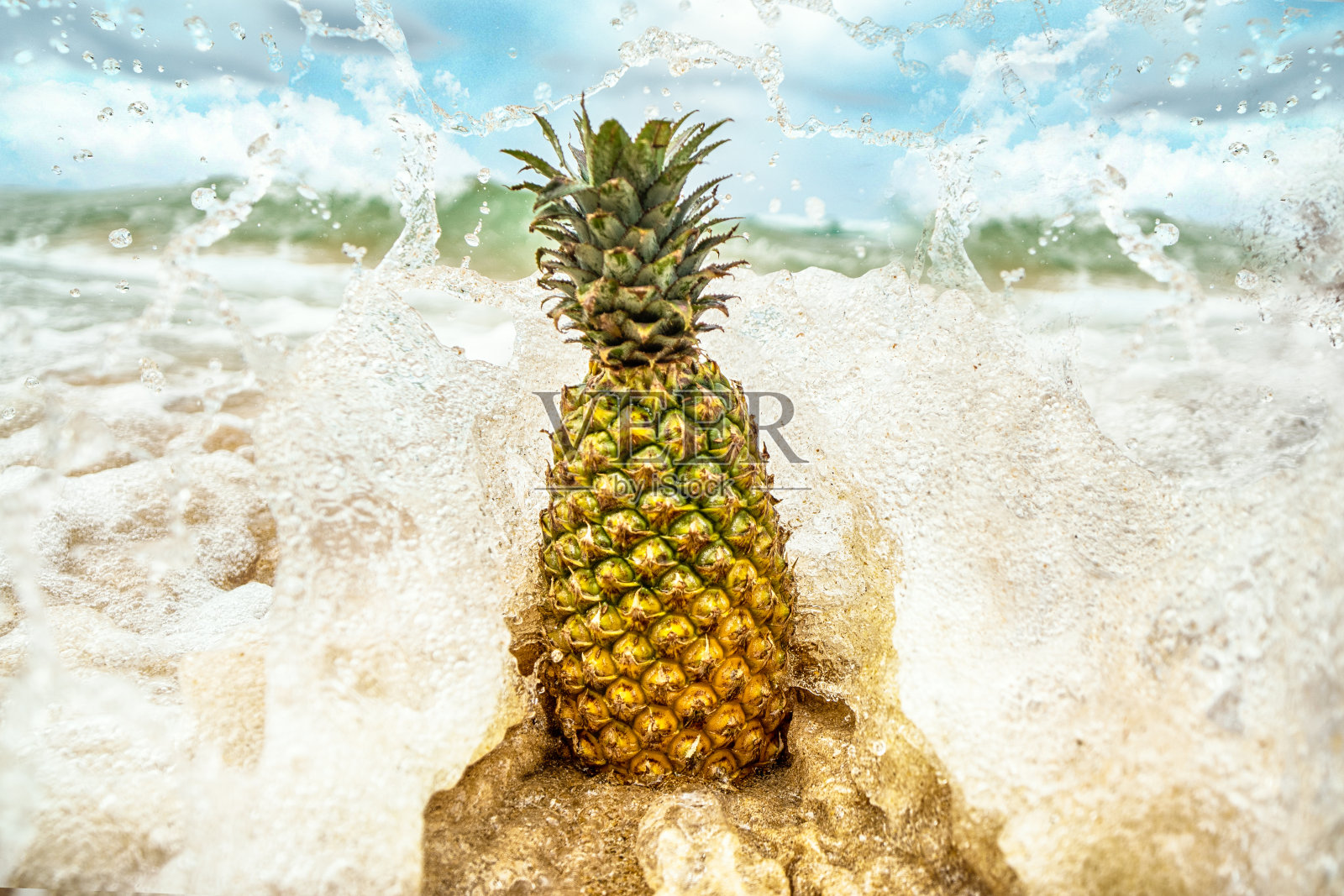 夏日热带菠萝在海滩上放松。概念上的照片。旅游业。照片摄影图片