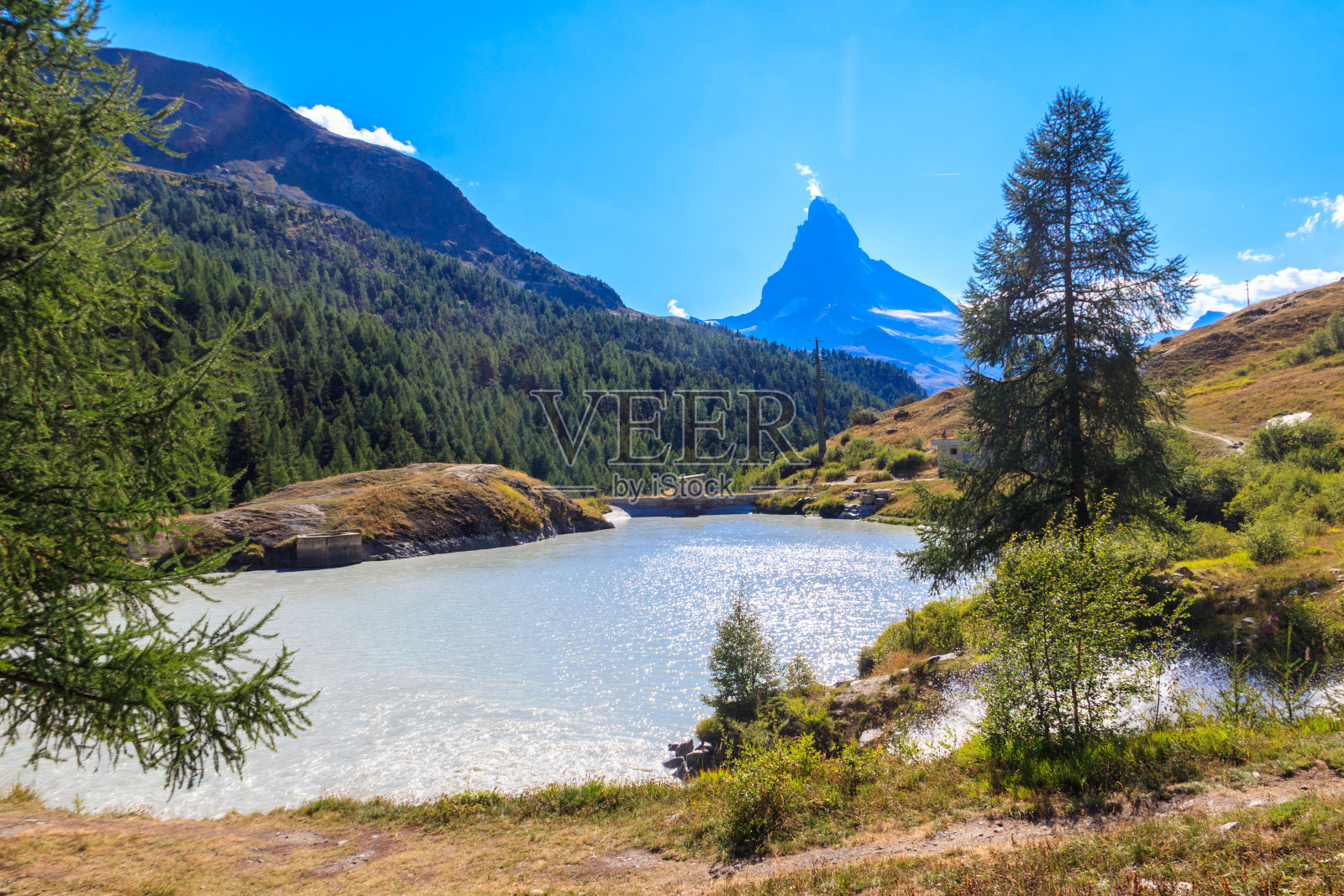 在瑞士采尔马特的五湖小径上，夏季的穆斯西湖和马特洪峰山照片摄影图片
