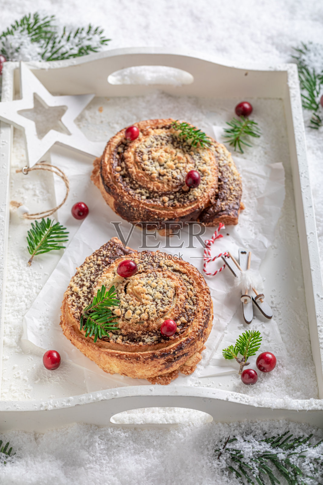 美味的传统肉桂酵母由黄油和肉桂制成。照片摄影图片