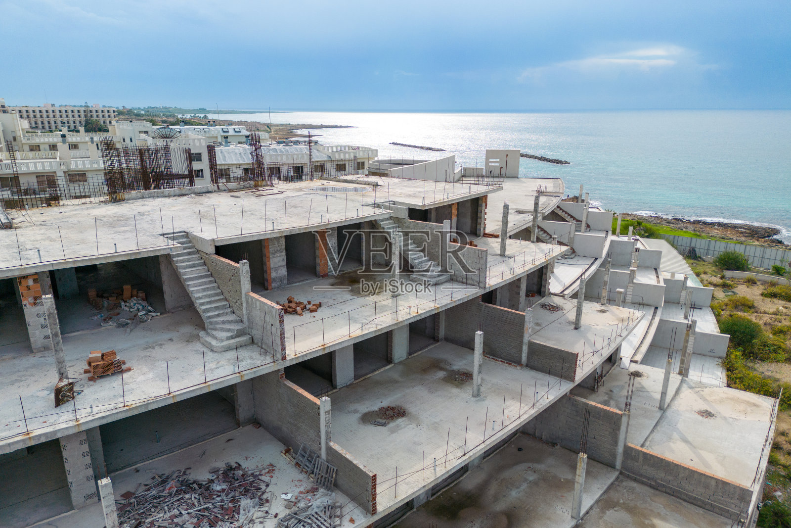 在海边建造带露台的低层豪宅。阶梯式房屋，混凝土框架建筑。照片摄影图片