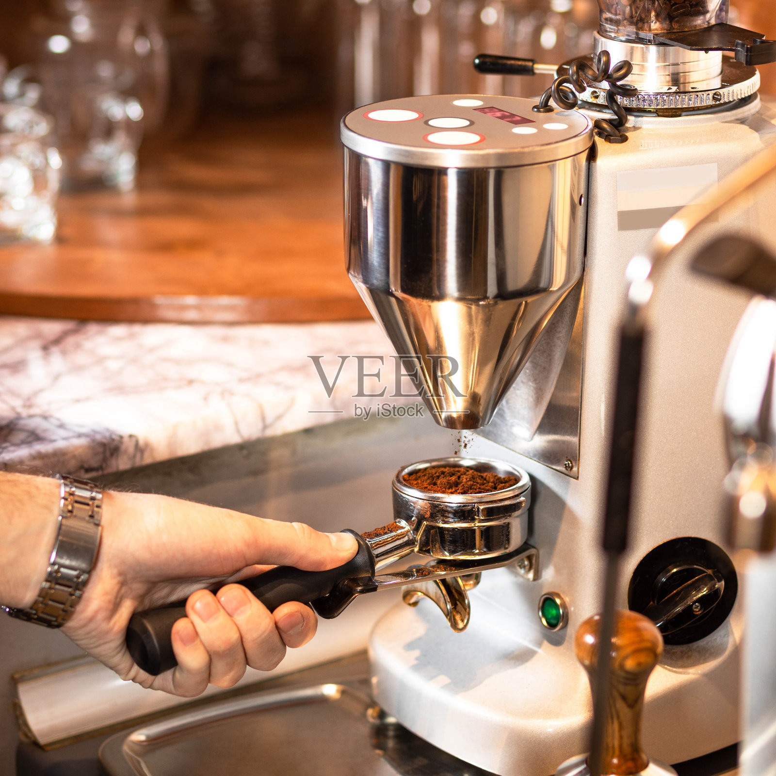 咖啡师在做咖啡时，把咖啡粉倒入搅拌机里照片摄影图片