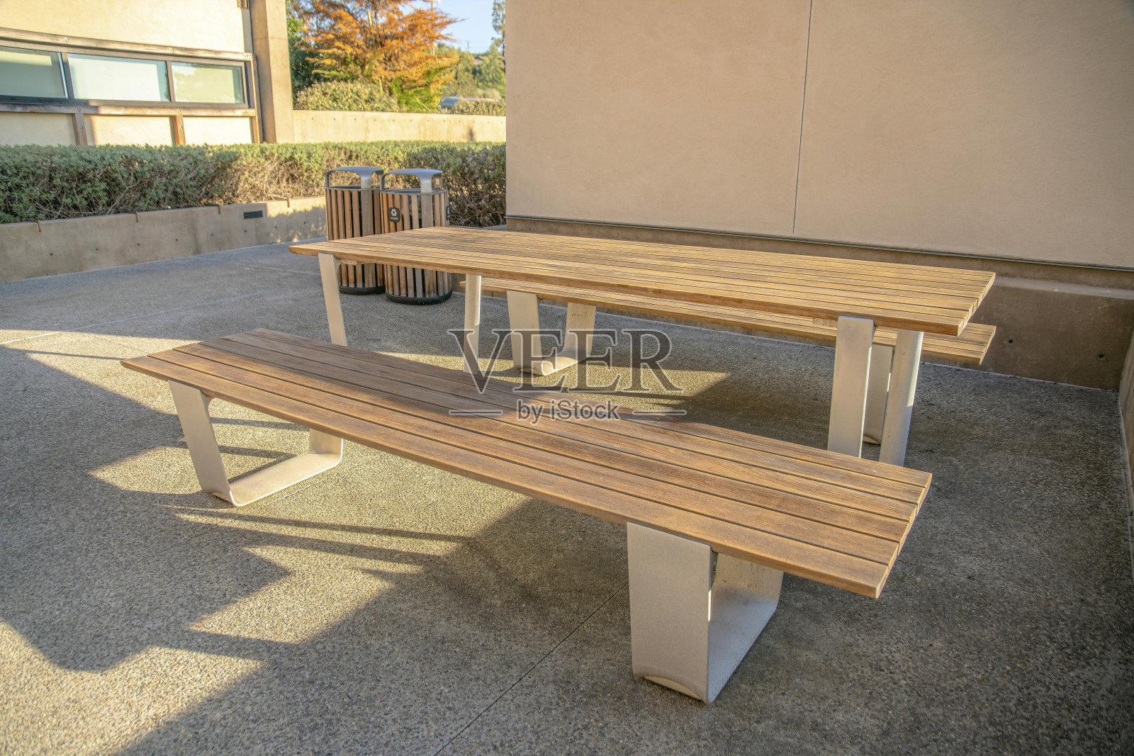 拉霍亚，加利福尼亚——混凝土地面上的木制野餐桌和椅子照片摄影图片