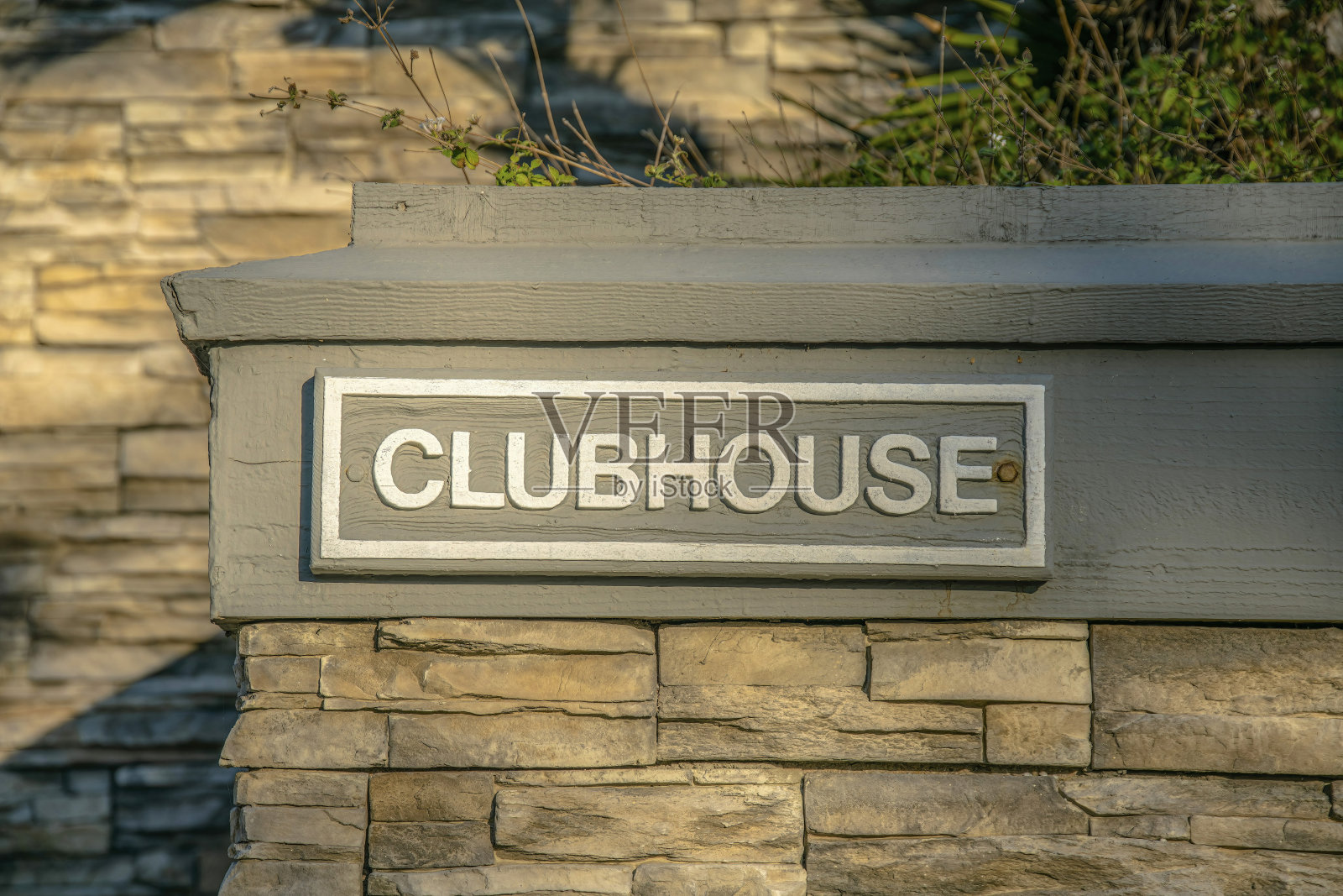 加州拉霍亚——用石头在外面的墙上贴着俱乐部的标签照片摄影图片