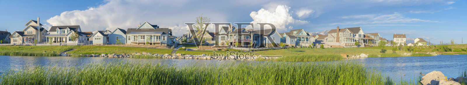 加利福尼亚州南约旦黎明时分，奥奎尔湖蓝色湖水的全景照片摄影图片