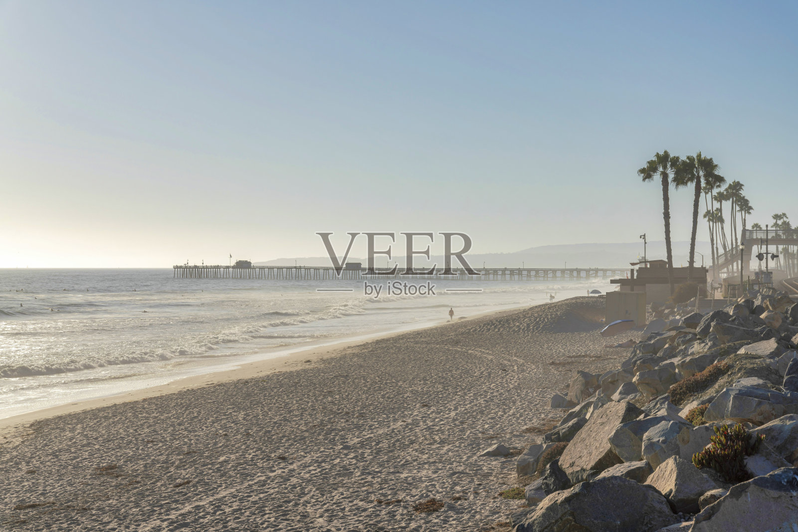 加州圣克莱门特海滩夕阳下的天空照片摄影图片