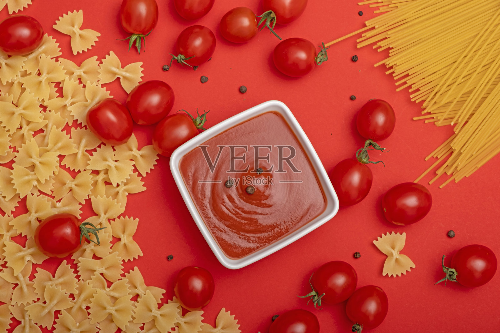 圣女果——维生素C、E、β -胡萝卜素和番茄红素的来源。照片摄影图片