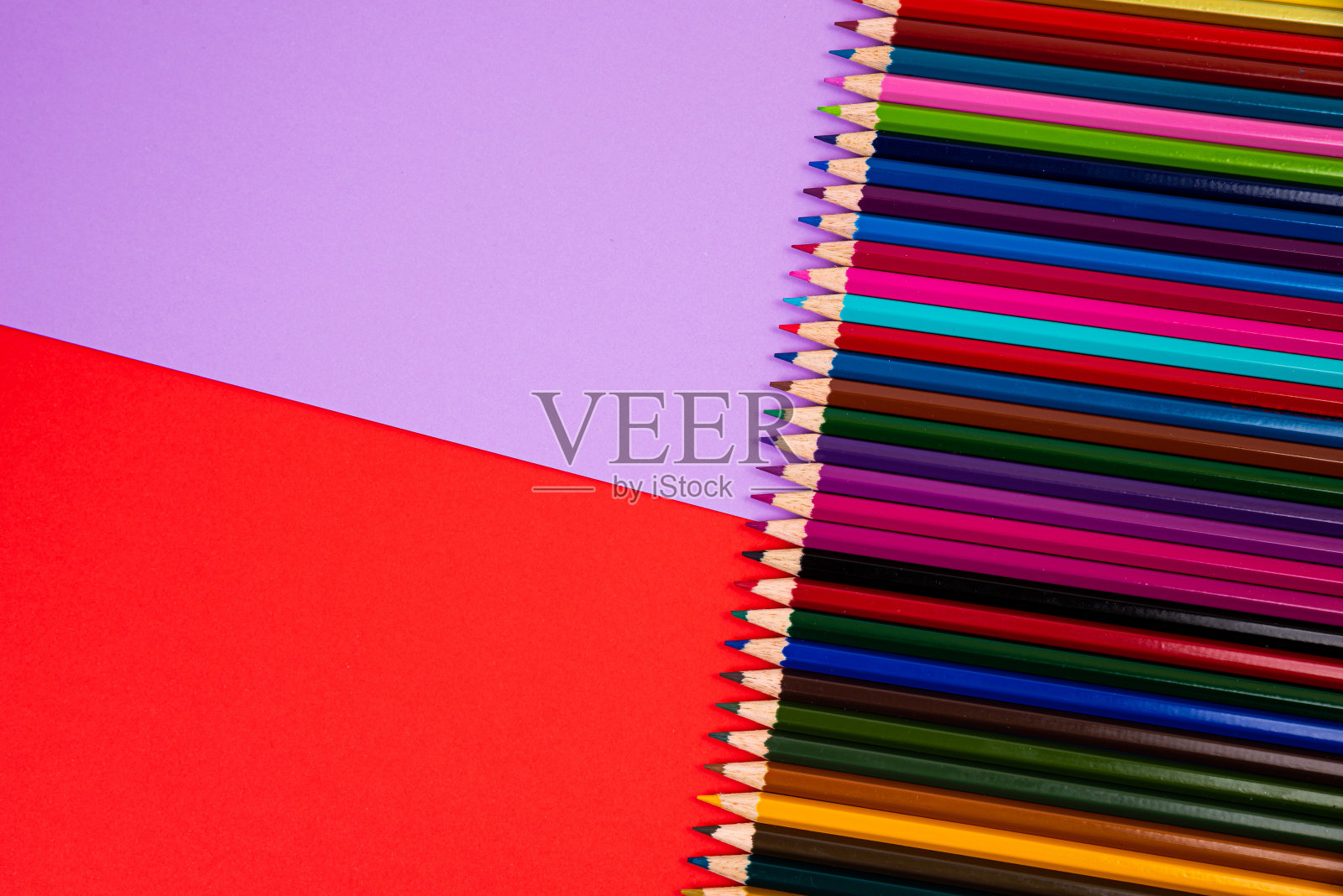 彩色背景上的彩色铅笔，特写，复制空间，现代艺术。现代设计照片摄影图片