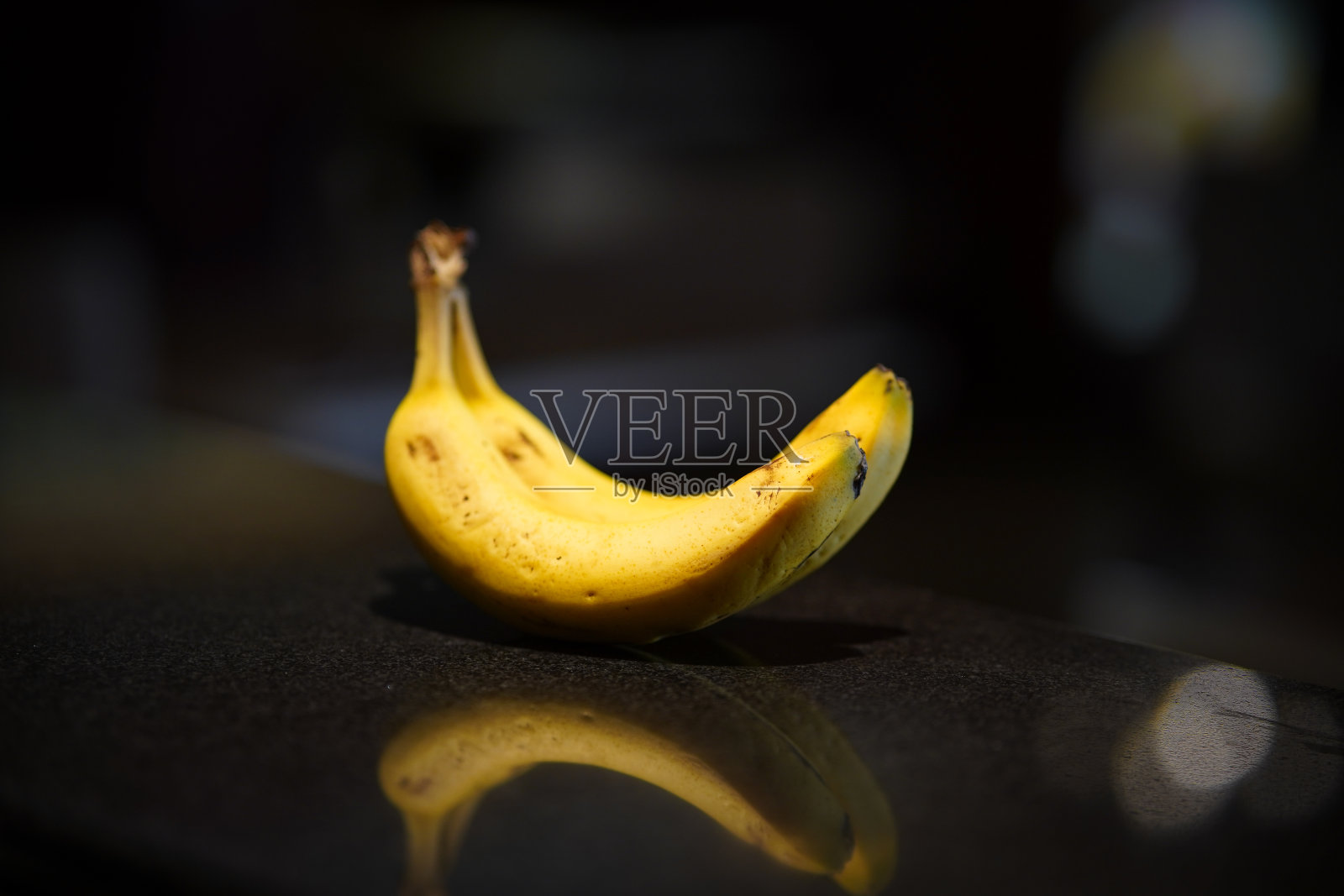 最好的香蕉在黑色背景反射，特写。海报，封面，品牌，横幅，标语牌的极简设计。库存图片照片摄影图片