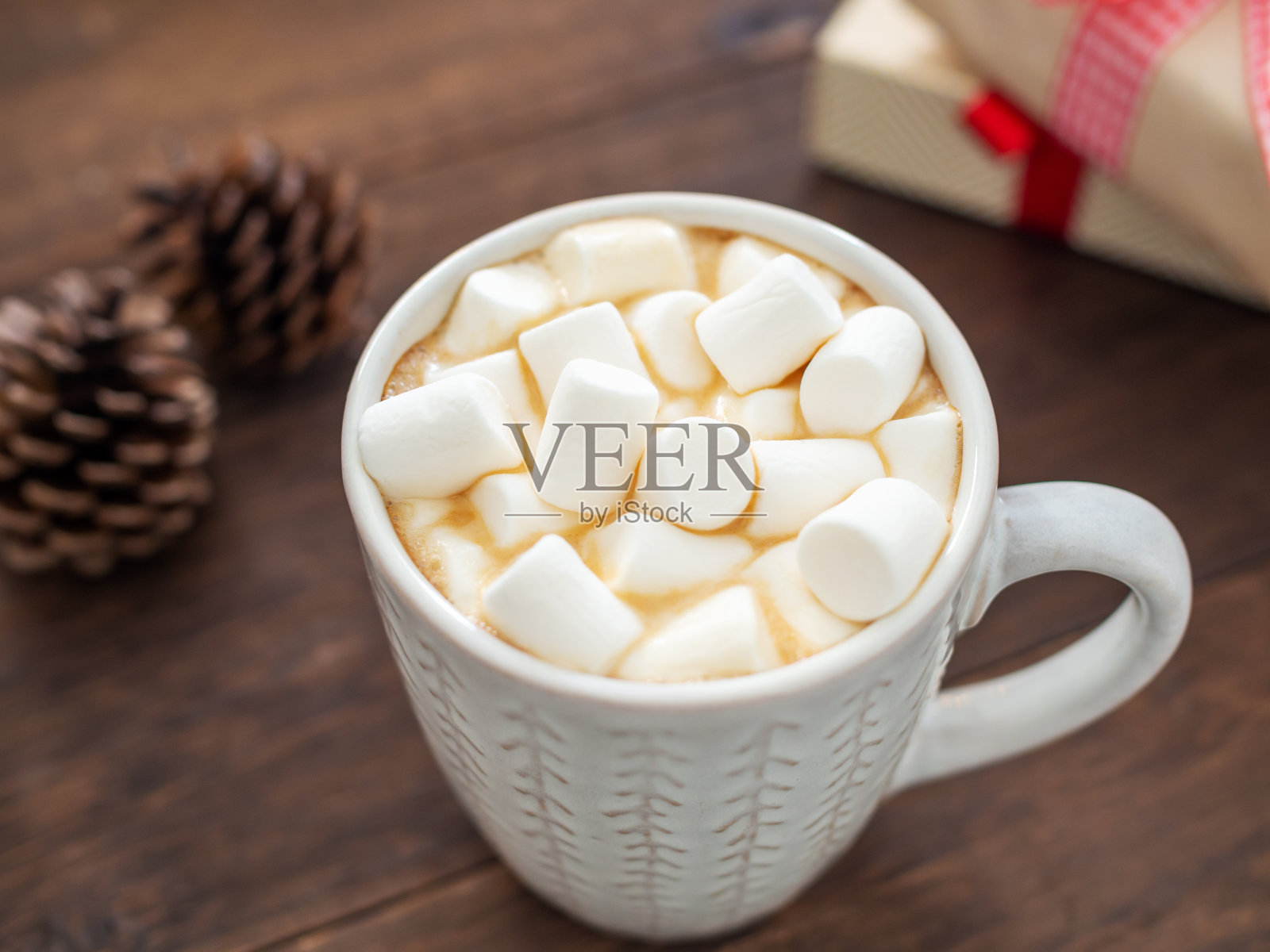 红杯子里有热咖啡和棉花糖照片摄影图片