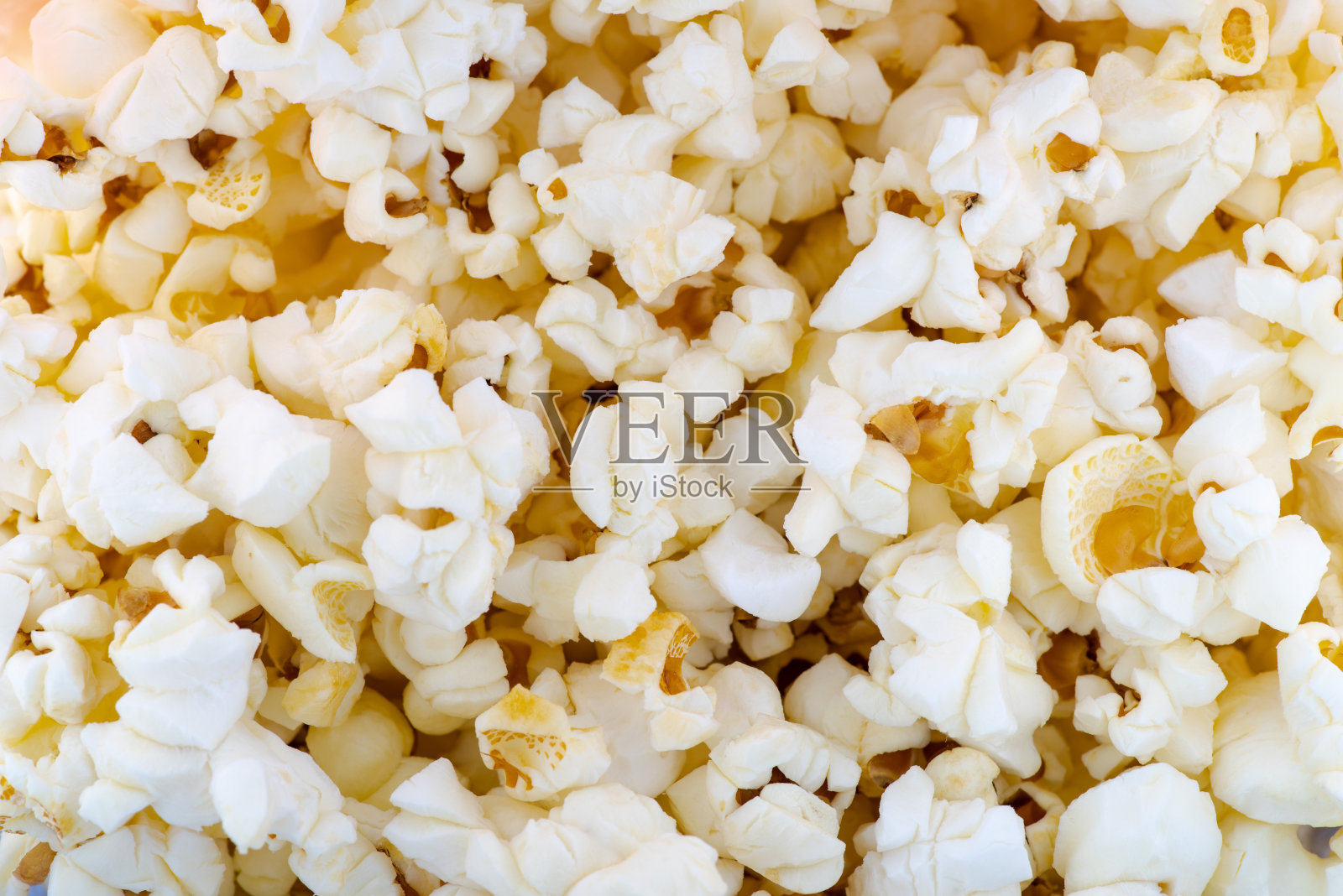 刚煮熟的热爆米花，适合抽象的背景，饮食概念照片摄影图片