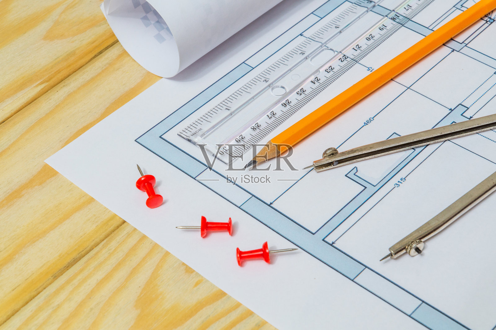 卷制的房屋图和附件，用于图纸和木板上照片摄影图片