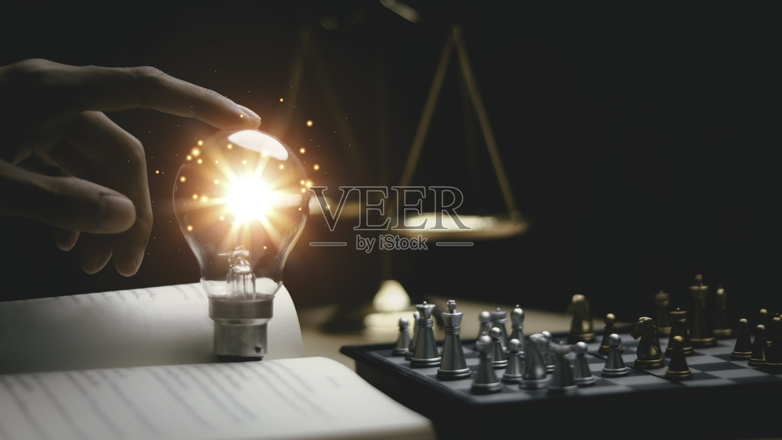 商人下象棋，思考解决问题的方法。商业竞赛策划团队合作，国际象棋，理念与竞争与战略，商业成功概念，战略概念。照片摄影图片