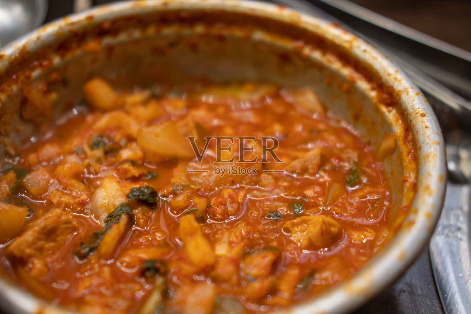 泡菜汤盛在碗里，韩国食物照片摄影图片