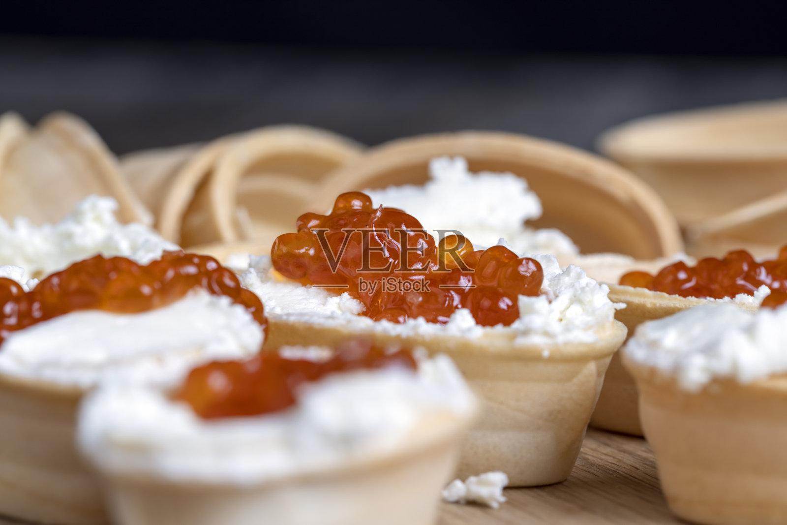 红色三文鱼鱼子酱在烹饪照片摄影图片