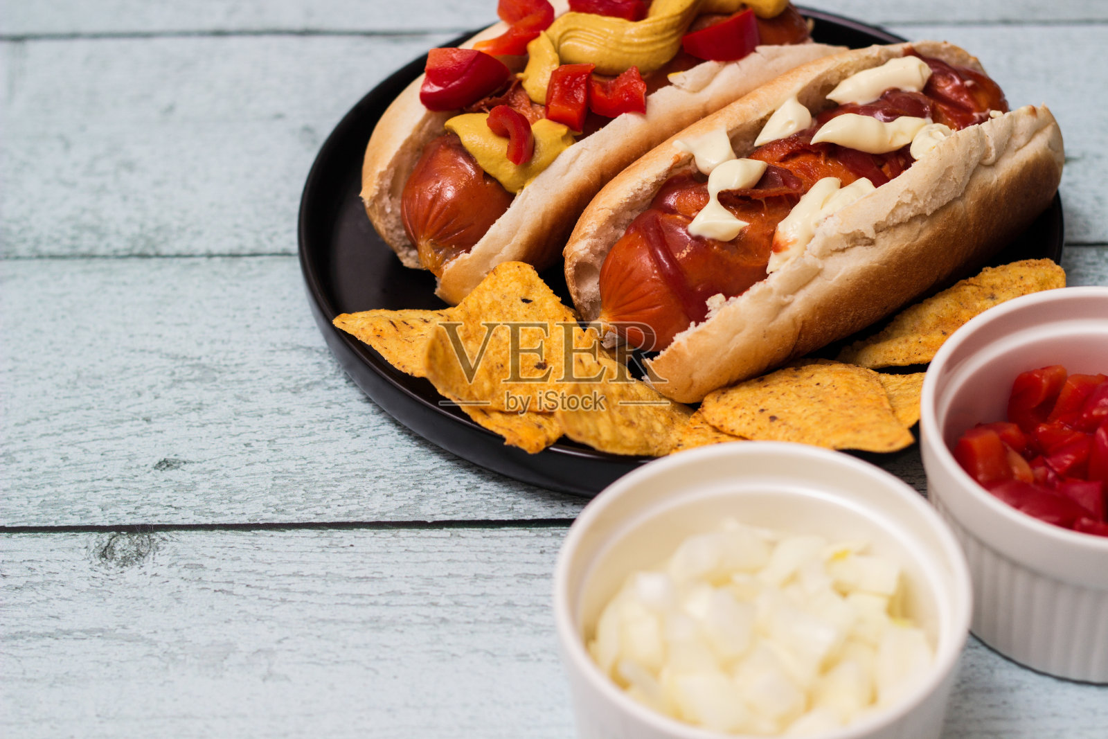 美味的热狗和配料放在盘子里照片摄影图片