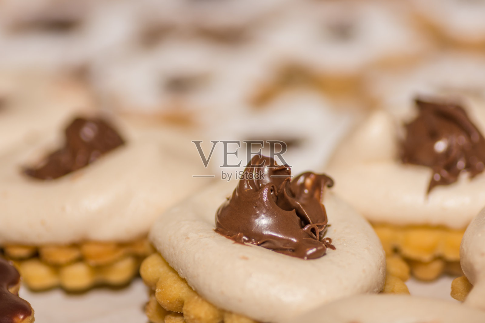 新鲜美味的圣诞饼干，牛轧糖和白色泡沫宏照片摄影图片