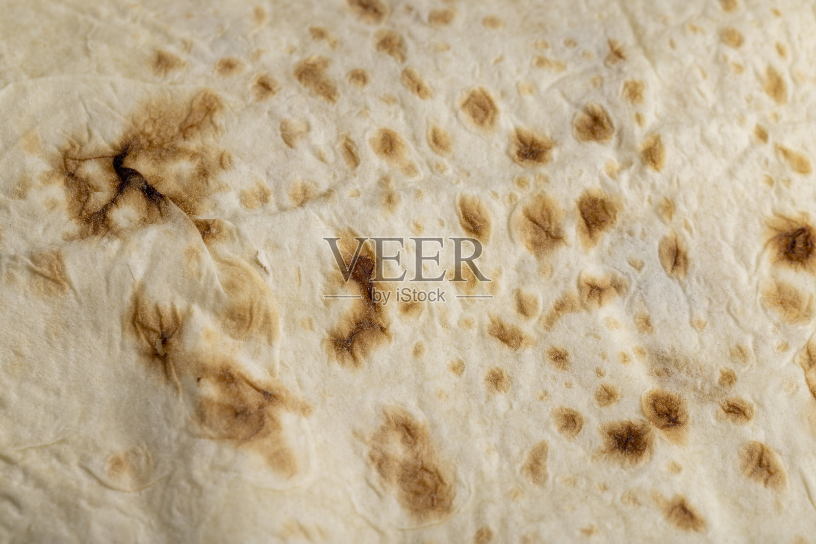 有黑斑的小麦皮塔饼照片摄影图片