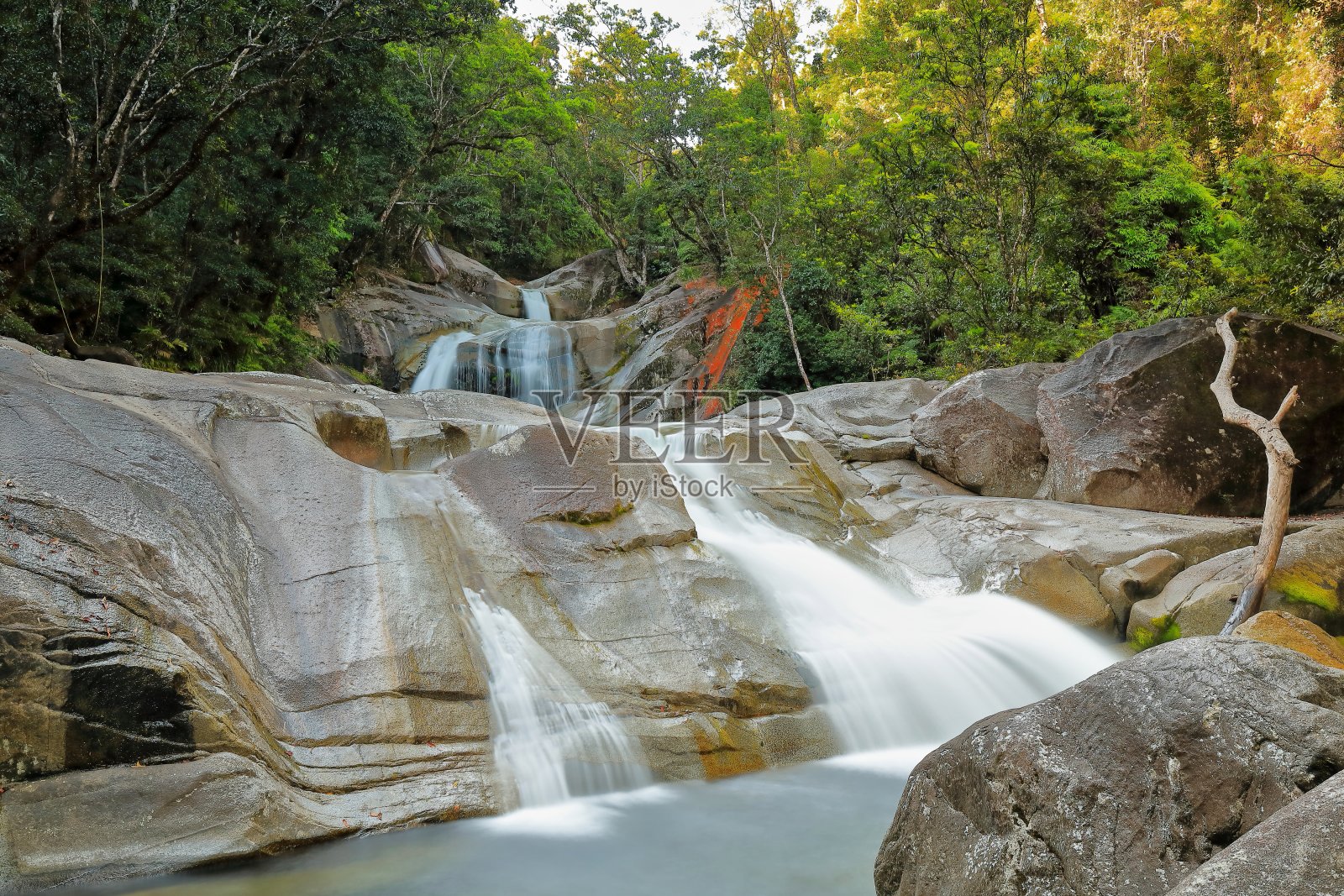 风景如画的约瑟芬瀑布在约瑟芬溪上，从花岗岩巨石上流过。凯恩斯地区-澳大利亚- 310照片摄影图片