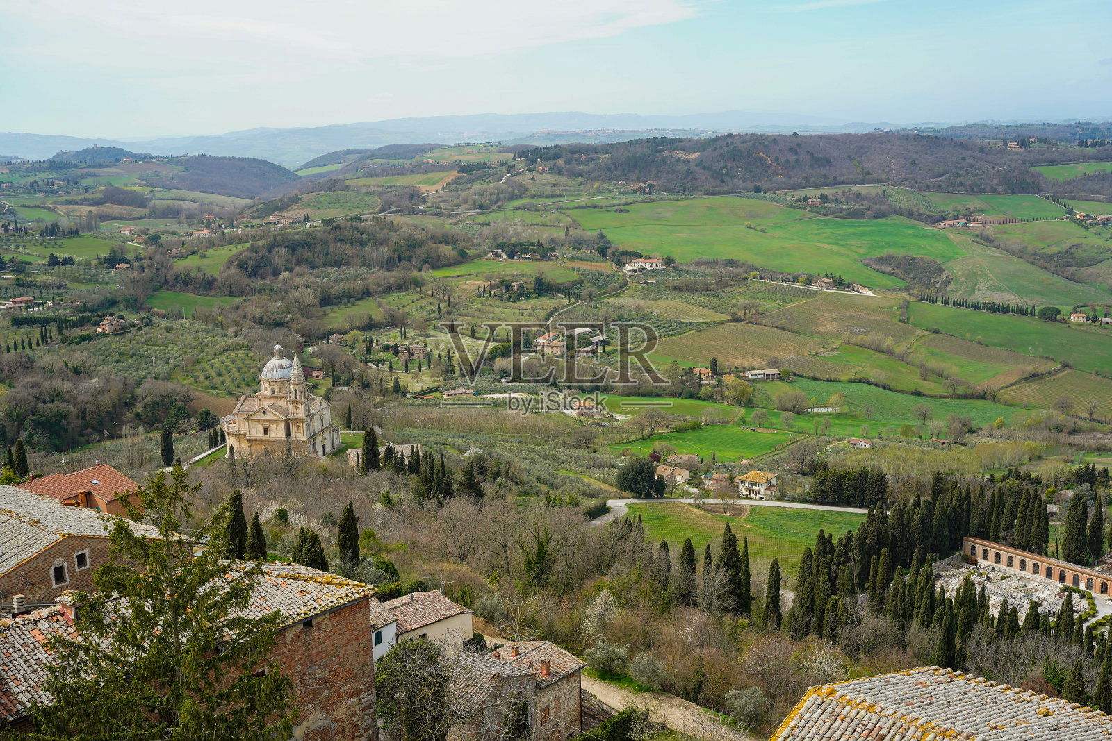 意大利托斯卡纳的一个中世纪小镇山顶周围典型的农田照片摄影图片