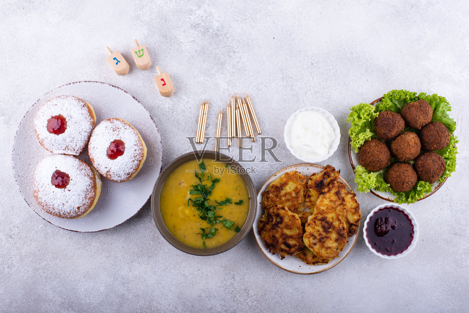 犹太传统节日光明节食物。照片摄影图片