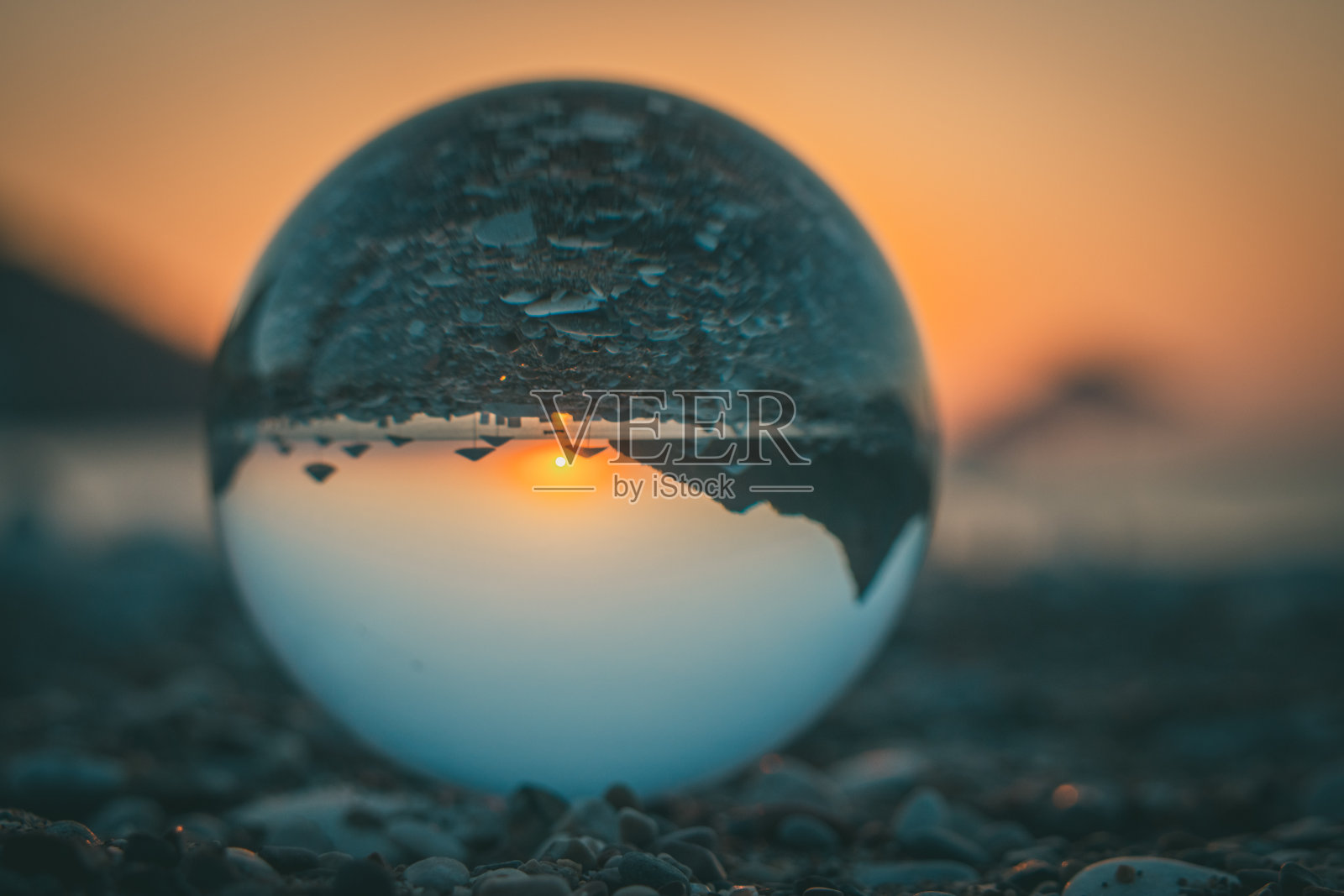 日出在海上和松树与蓝色的大海背景土耳其照片摄影图片