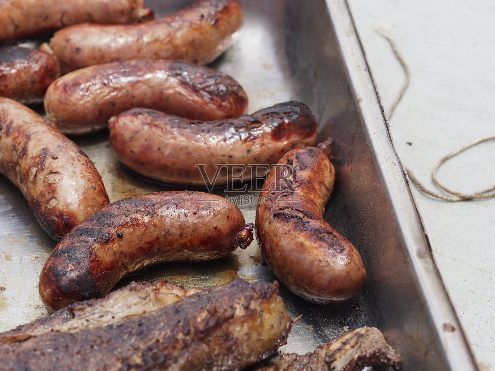 美味的烤香肠配香料和香草照片摄影图片