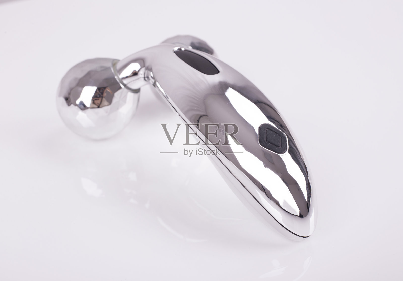 白色背景的金属按摩器照片摄影图片