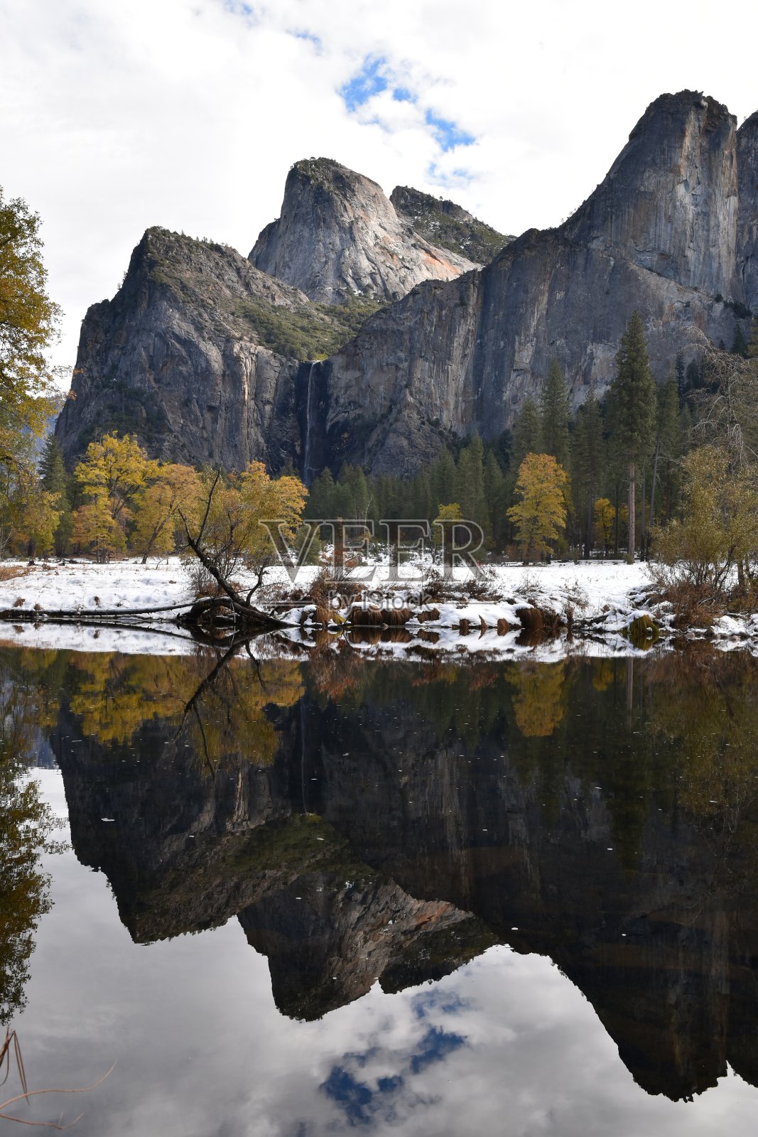 瀑布与山川映照照片摄影图片