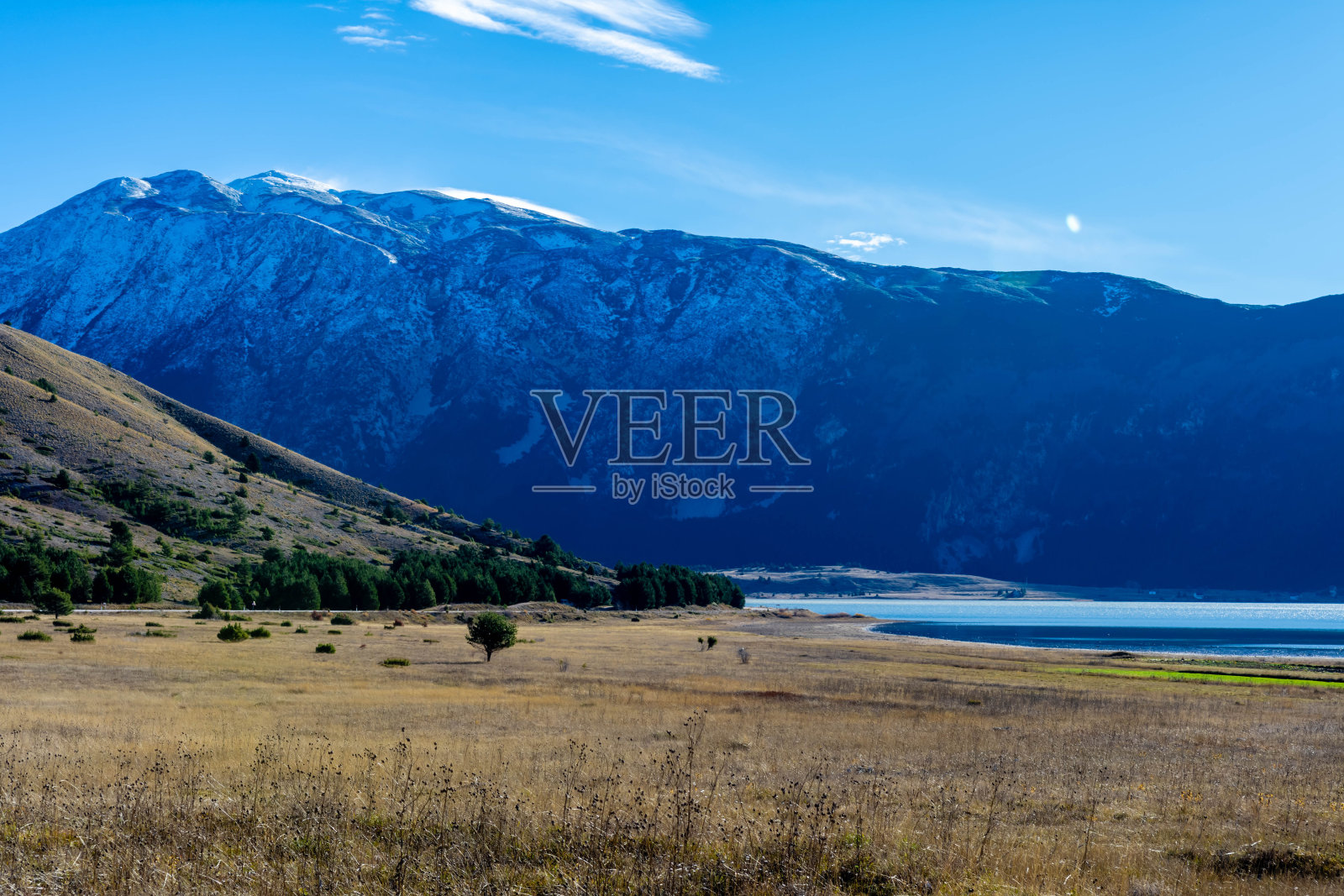 十一月的Blidinje湖和Cvrsnica山照片摄影图片