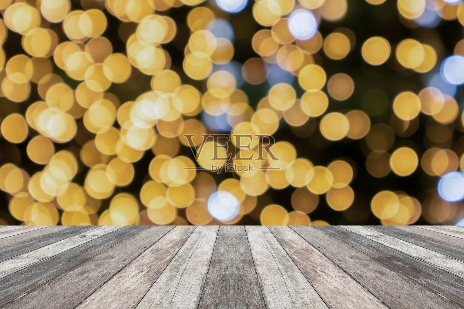 空木桌面与模糊圣诞树与散景光背景照片摄影图片