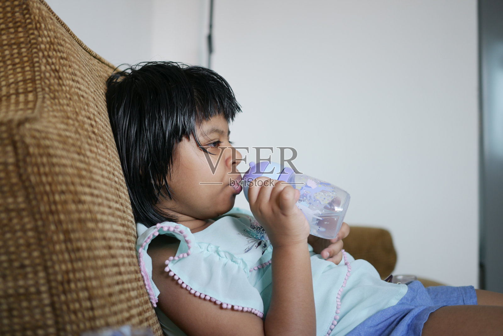 后视图孩子女孩喝水，照片摄影图片