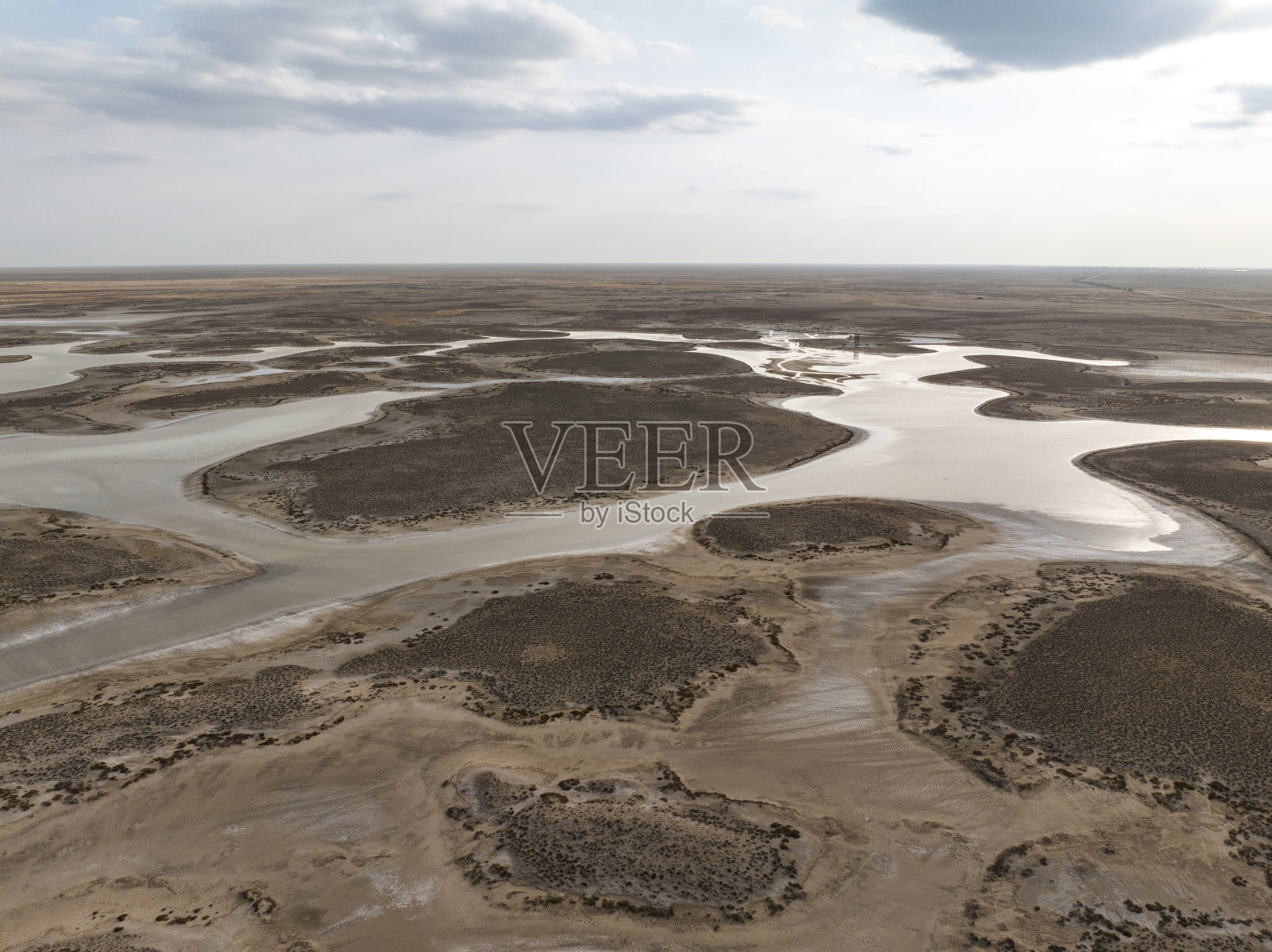 湖泊的自然形状和纹理照片摄影图片